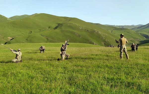 Hərbi vəzifəlilərin təlim toplanışı davam edir
