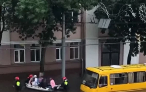 Belarus küçələrində avtobuslar “üzür” – FOTO
