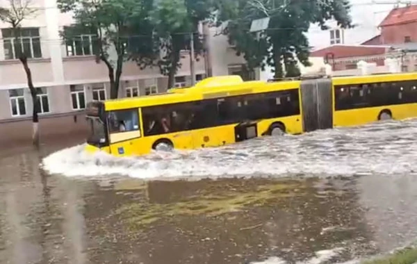 Belarus küçələrində avtobuslar “üzür” – FOTO