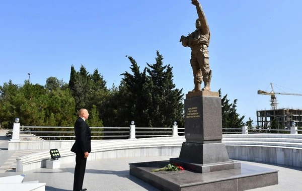 Prezident Sumqayıtda Şəhidlər xiyabanında olub
