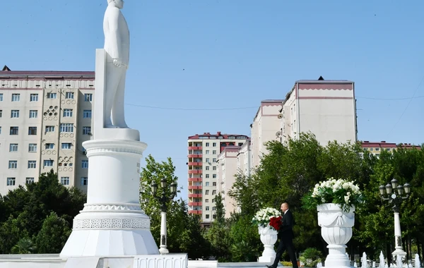 Президент Ильхам Алиев посетил памятник Гейдару Алиеву в Сумгайыте - ФОТО