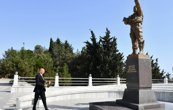 Глава государства посетил Аллею шехидов в Сумгайыте - ФОТО