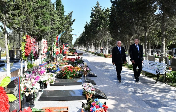 Глава государства посетил Аллею шехидов в Сумгайыте - ФОТО