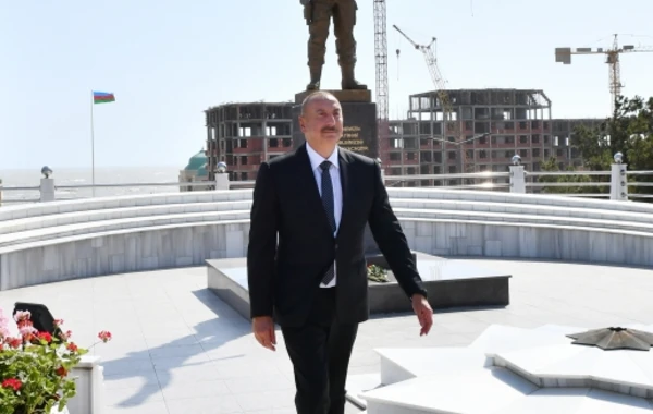 Глава государства посетил Аллею шехидов в Сумгайыте - ФОТО