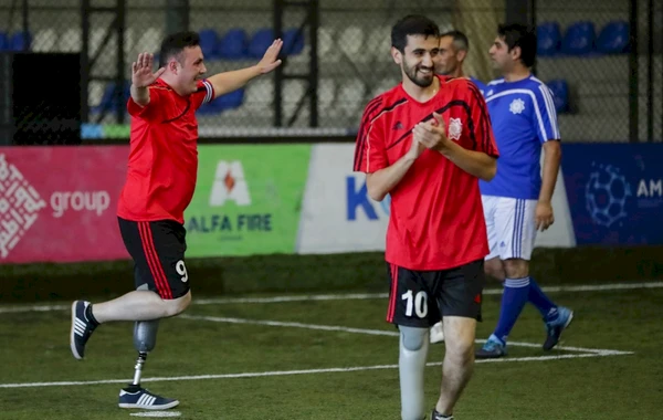 Protezlə təmin edilən qazilər futbol oynayıb - FOTO