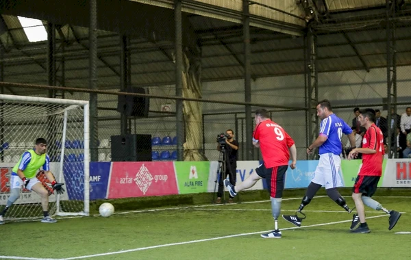 Protezlə təmin edilən qazilər futbol oynayıb - FOTO