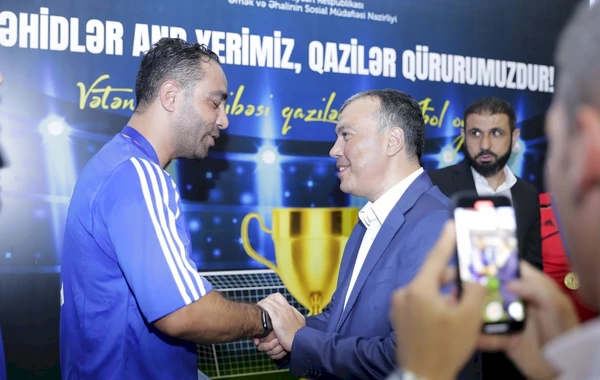 Protezlə təmin edilən qazilər futbol oynayıb - FOTO