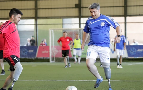 Protezlə təmin edilən qazilər futbol oynayıb - FOTO
