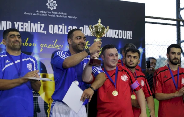 Protezlə təmin edilən qazilər futbol oynayıb - FOTO