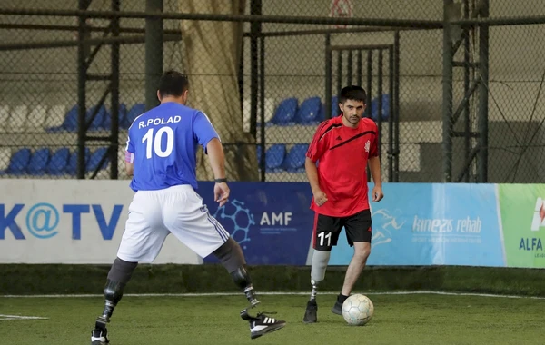 Protezlə təmin edilən qazilər futbol oynayıb - FOTO