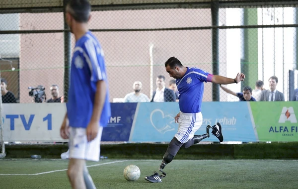 Protezlə təmin edilən qazilər futbol oynayıb - FOTO