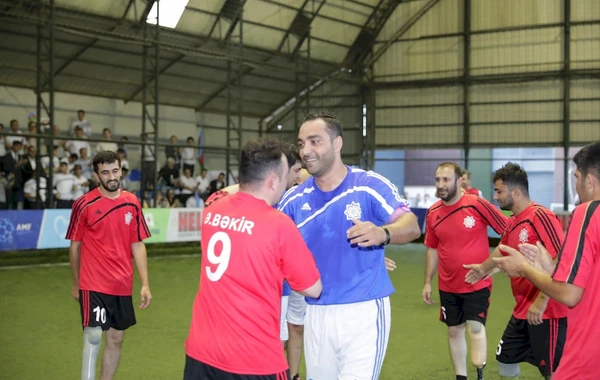 Protezlə təmin edilən qazilər futbol oynayıb - FOTO