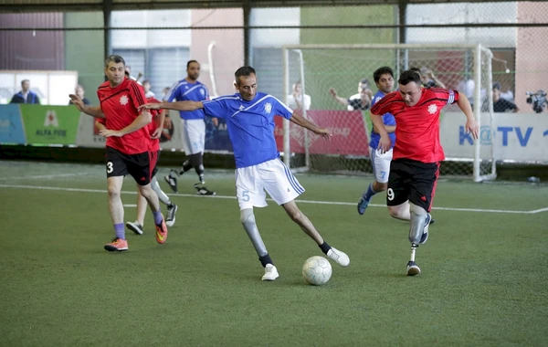 Protezlə təmin edilən qazilər futbol oynayıb - FOTO