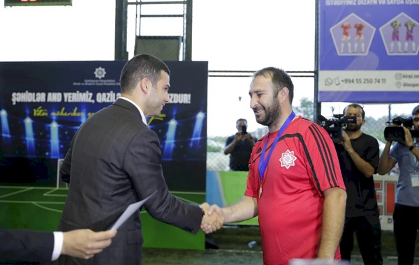 Protezlə təmin edilən qazilər futbol oynayıb - FOTO