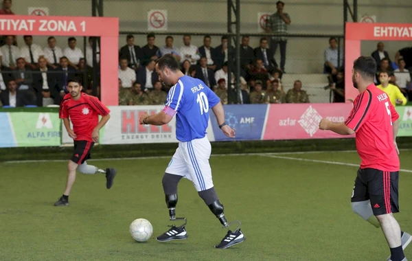 Protezlə təmin edilən qazilər futbol oynayıb - FOTO