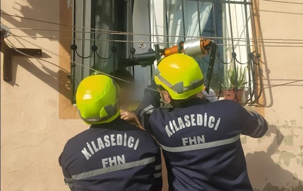 Dəmir barmaqlıqlar arasında qalan azyaşlı xilas edilib - FOTO/VİDEO