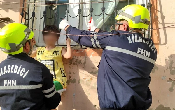 Dəmir barmaqlıqlar arasında qalan azyaşlı xilas edilib - FOTO/VİDEO