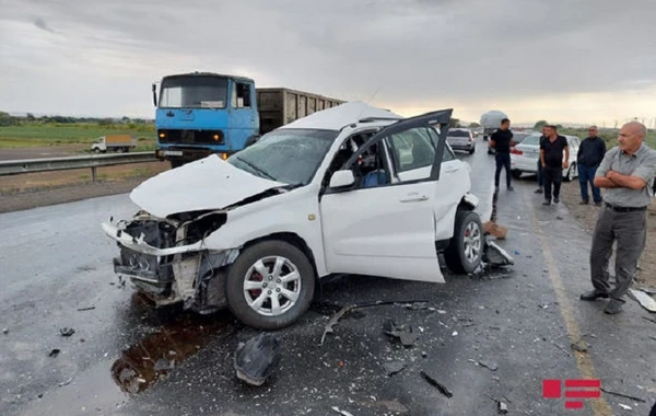 Sükan arxasında yuxulayan sürücü qəzaya səbəb oldu: Ölən var - FOTO
