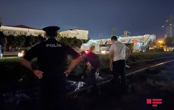Страшная трагедия в Баку: мужчину надвое разрезало поездом - ФОТО
