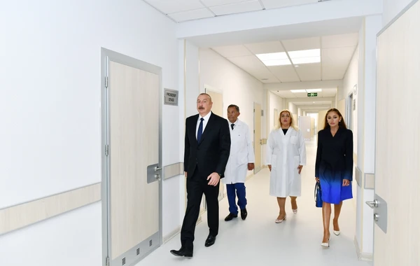 İlham Əliyev və Mehriban Əliyeva Bakıda doğum evində aparılmış əsaslı təmirdən sonra yaradılan şəraitlə tanış olublar