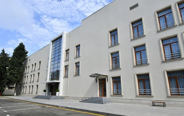İlham Əliyev və Mehriban Əliyeva Bakıda doğum evində aparılmış əsaslı təmirdən sonra yaradılan şəraitlə tanış olublar