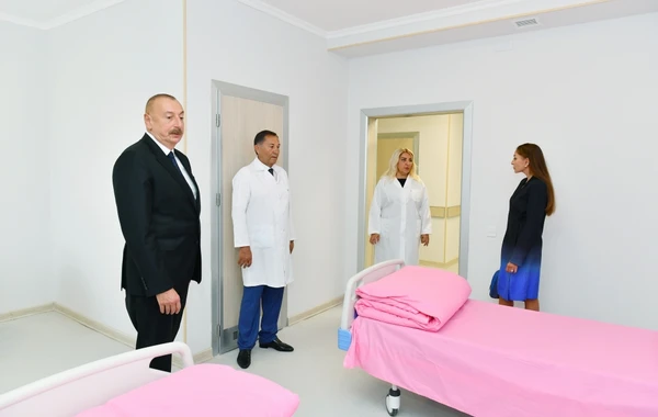 İlham Əliyev və Mehriban Əliyeva Bakıda doğum evində aparılmış əsaslı təmirdən sonra yaradılan şəraitlə tanış olublar