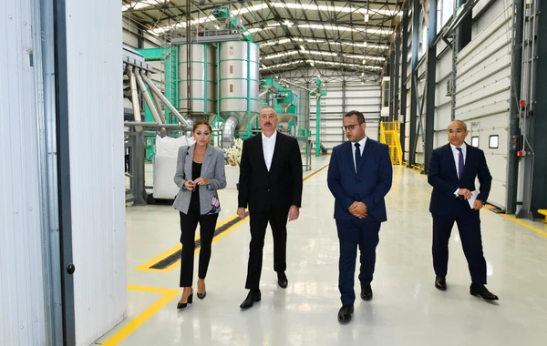 Ильхам Алиев и Мехрибан Алиева ознакомились с предприятием ООО "Grand-Agro Invitro" - ФОТО