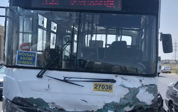 Bakıda sərnişin avtobusu minik maşını ilə toqquşdu