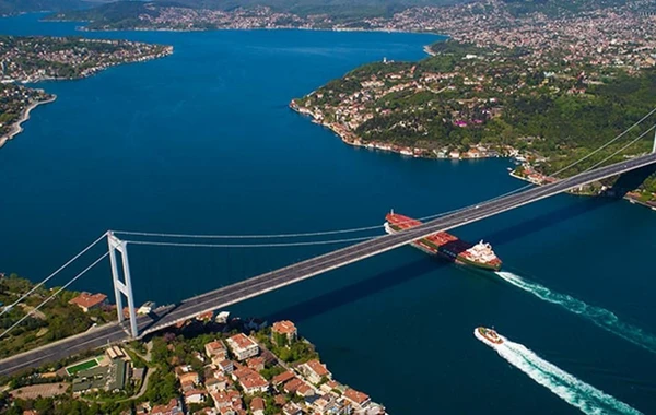 İstanbul boğazında iki gəmi toqquşub - FOTO