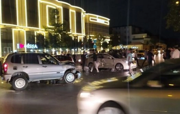 Bakıda iki avtomobili toqquşub, xəsarət alanlar var - FOTO