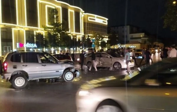 В Баку столкнулись два автомобиля, есть пострадавшие - ФОТО