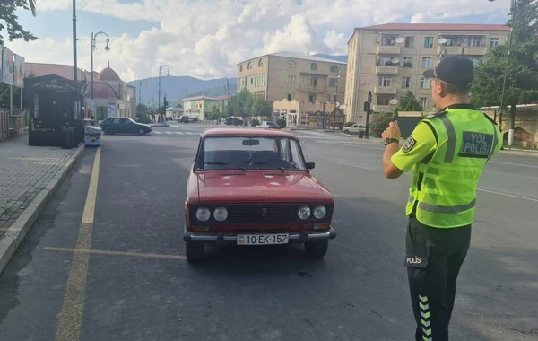 Polis qaydaları pozan sürücüləri cərimələyib - FOTO