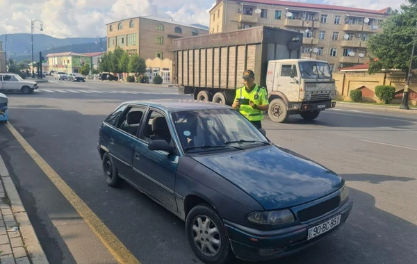 Polis qaydaları pozan sürücüləri cərimələyib - FOTO