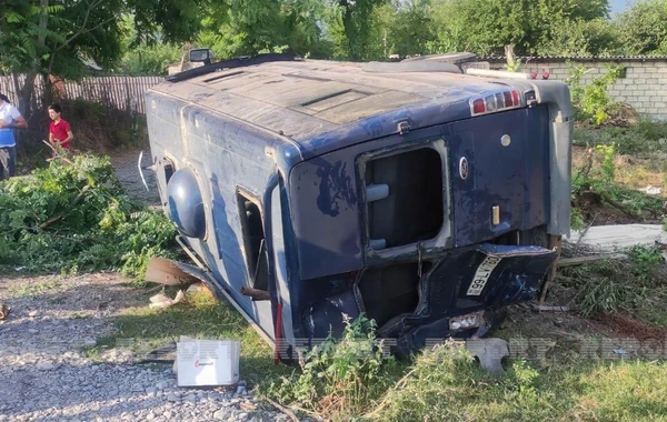 Mikroavtobus və yük avtomobili toqquşub - Yaralananlar var - FOTO