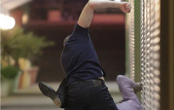 Gəncədə rüsvayçılıq: Pul tələb etdi, zorla şalvarını soyundurdu, lüt gəzdirəcəyi ilə hədələdi