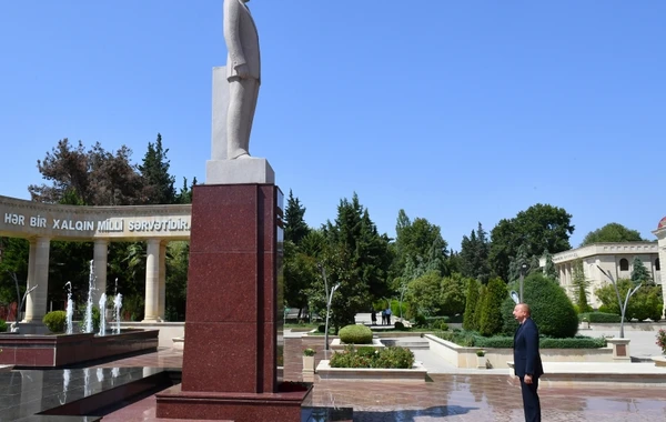İlham Əliyev Ağsuda ulu öndərin abidəsini ziyarət edib - FOTO