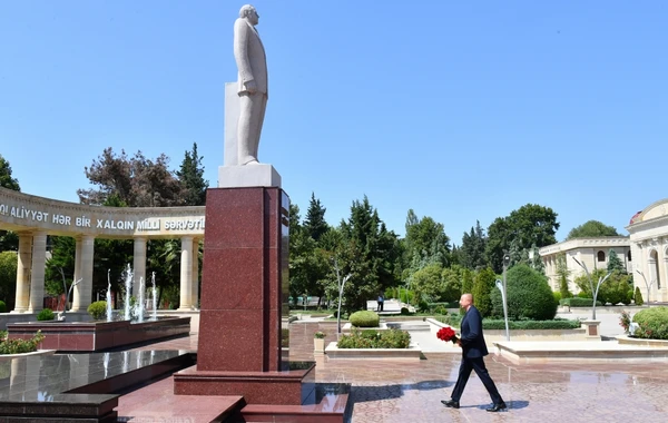 Президент Ильхам Алиев посетил памятник Гейдару Алиеву в Агсу - ФОТО