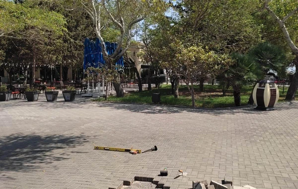 Каменные плитки на Бакинском бульваре пришли в негодность - ФОТО