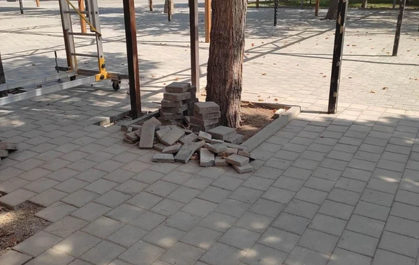 Каменные плитки на Бакинском бульваре пришли в негодность - ФОТО