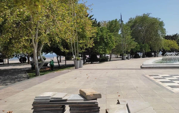 Каменные плитки на Бакинском бульваре пришли в негодность - ФОТО
