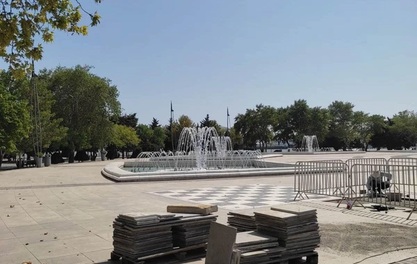 Каменные плитки на Бакинском бульваре пришли в негодность - ФОТО