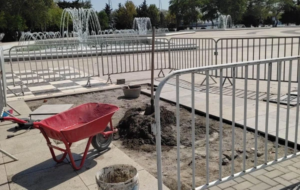 Каменные плитки на Бакинском бульваре пришли в негодность - ФОТО