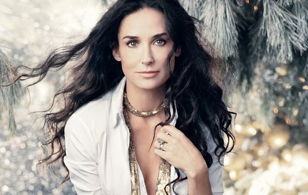 59-летняя Деми Мур снялась в купальнике цвета фуксии на яхте - ФОТО