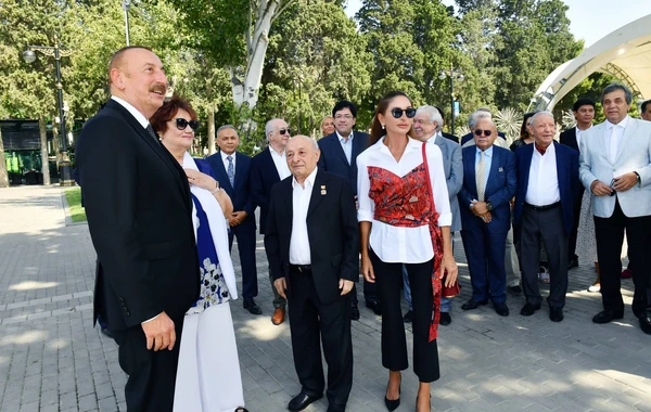 İlham Əliyev və Mehriban Əliyeva Müslüm Maqomayevin abidəsinin açılışında iştirak ediblər - FOTO/VİDEO - YENİLƏNİB