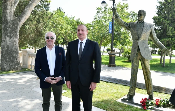 Ильхам Алиев и Мехрибан Алиева приняли участие в открытии памятника Муслиму Магомаеву - ВИДЕО