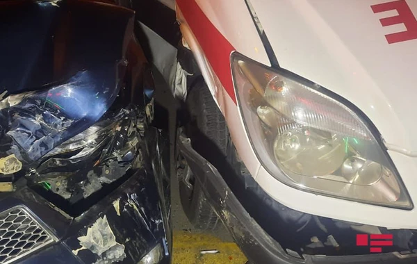 В Баку машина скорой помощи попала в аварию, врач получил травмы - ФОТО