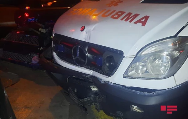 В Баку машина скорой помощи попала в аварию, врач получил травмы - ФОТО