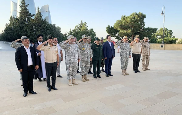 İran hərbi nümayəndə heyəti Şəhidlər xiyabanını ziyarət edib - FOTO