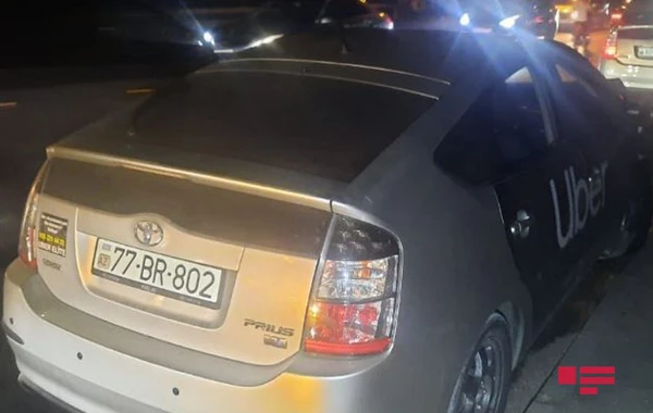 Bakıda sərnişin avtobusu qəzaya uğrayıb - FOTO