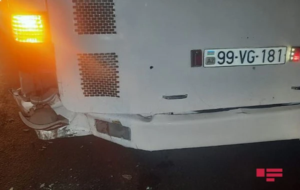 Bakıda sərnişin avtobusu qəzaya uğrayıb - FOTO